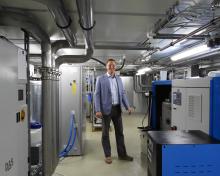Professor Daniel Hiller im Technikraum unter dem Zentralen Reinraumlabor. Foto: TUBAF