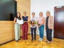 Ende August übergaben Dr. Cindy Krause, Geschäftsführerin der Regionalkammer Mittelsachsen der IHK Chemnitz (rechts) sowie Claudia Liebe, Beraterin Berufliche Bildung der IHK Chemnitz (links) die Urkunde an die TUBAF.