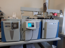Gaschromatographen mit Hochtemperaturofen und Massenspektrometer