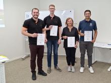 2 Promovierende des GRK 2802 und ein assoziierter Promovierender mit deren Betreuerin Prof. O. Volkova bei der Übergabe des 2. Publikationspreises