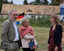 Drei Personen auf einer Wiese im Gespräch