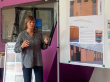 The winner was the Leipzig-based artist Franziska Möbius with her design ‘INSIGHTS’ – a glass installation reminiscent of drill cores in both form and analysis.