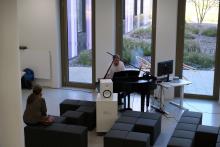 IUZ staff member Marcus Dietrich accompanied the event on the piano with some of his own compositions.