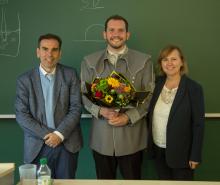 Promovierender des Graduiertenkollegs GRK2802, Matheus R. Belle, zusammen mit seinen Gutachtern nach der Verteidigung seiner Doktorarbeit 