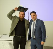 Promovierender des Graduiertenkollegs GRK2802, Alexander Adamczyk, zusammen mit seinem Doktorvater, Prof. Alexandros Charitos
