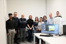 Gruppenfoto hinter Computeranlage