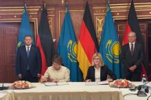 TU-Rektorin Jutta Emes und Saule Rakhmertullina, Rektorin der D. Serikbayev Technical University (EKTU) unterzeichneten das Doppelpromotionsabkommen am 29. September 2026 in Berlin. 