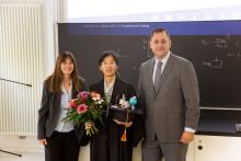 Promovierende des Graduiertenkollegs GRK2802, Luyao Pan, zusammen mit ihren Gutachtern nach der Verteidigung ihrer Doktorarbeit 