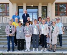 Gruppe Absolventinnen vor dem Haus Metallkunde